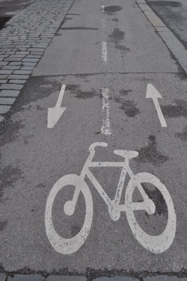 Pyöräilijöiden ja kävelijöiden yhteiseloa helpottaisi, jos pyöräkaistat olisi selvästi erotettu kävelykaistoista.