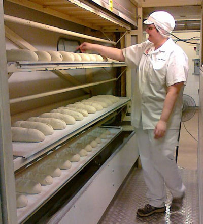 - Lähellä leivottu lämin leipä on paras vastaus kuluttajan tuoreen leivän tarpeeseen, toteaa pääluottamusmies Tiina Heinose