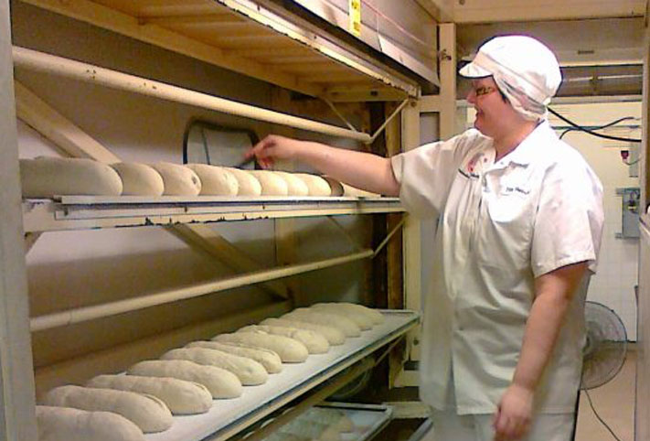 Vaasan leipomon työntekijät eivät hyväksy vaalean leivän leipomisen keskittämistä Vantaalle.