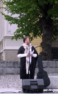 Vanhemman puheenvuoron käytti Tanja Kallonen, joka puheellaan kosketti ja liikutti yleisöä.