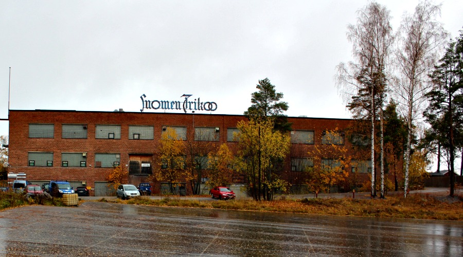 Onkiniemen tehdasalue Paasikiven tieltä tarkasteltuna. Kuvan oikeassa reunassa häämöttää huvipuiston Koiramäki.