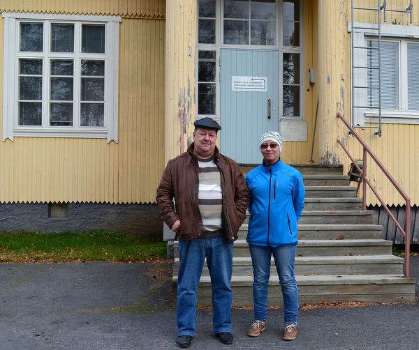 Virtain vasemmiston aktiivit Risto Viitanen ja Katja Kotalampi vastustavat vanhan sairaalan purkamista.