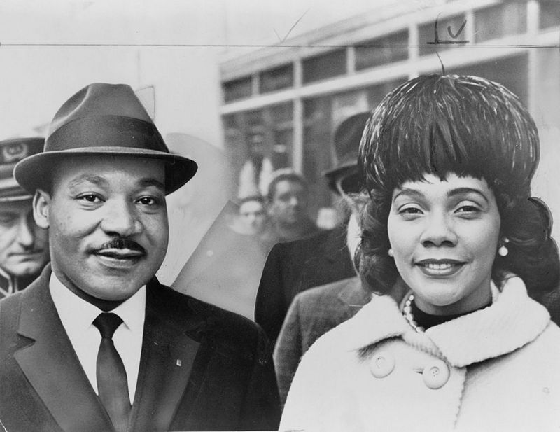 Martin Luther King jr vaimonsa Mrs. Coretta Scott King kanssa vuonna 1964. 