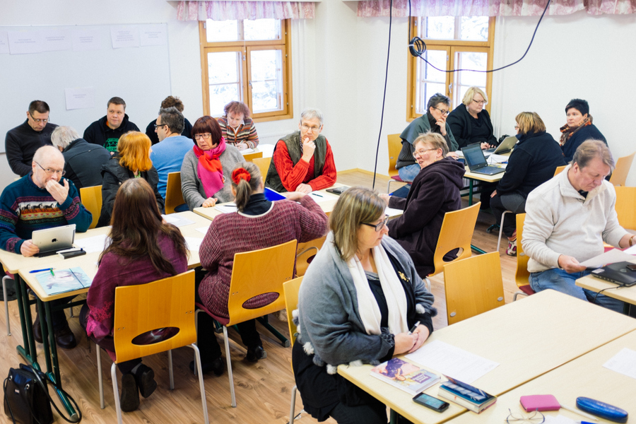 Pirkanmaan, Keski-Suomen ja Pohjanmaan vasemmiston piirihallitukset pitivät yhteisen perehdyttämisseminaarin Sammalniemessä, Puoluekokoukseen valmistautuminen oli yksi aiheista.