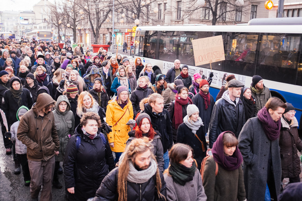 Sadat mielensoittajat ympäri Suomea vaativat loppua naisvihalle, rasismille ja  vähemmistöjen syrjinnälle.