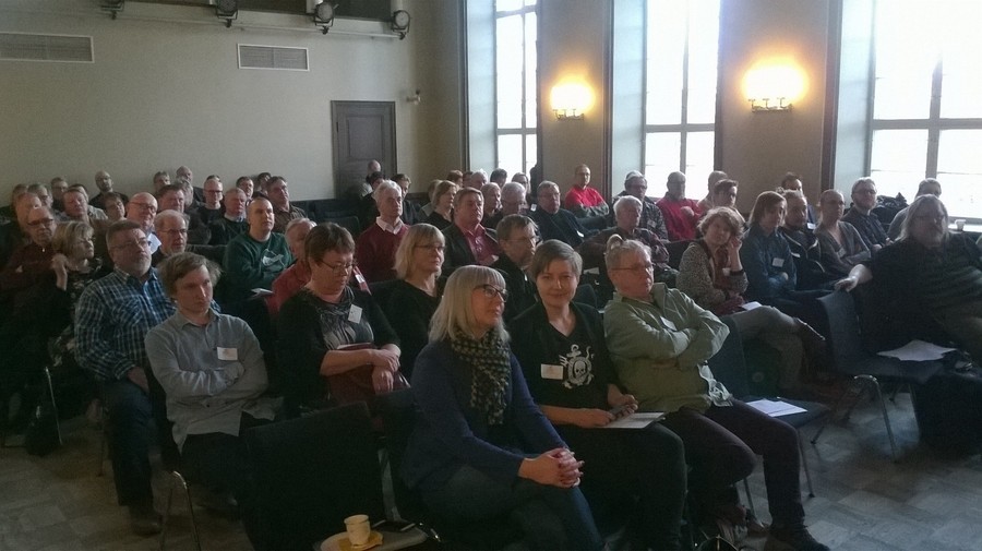 Pirkanmaan Vasemmistoliiton piirkokouksessa oli läsnä lähes 80 osanottajaa. Kuva: Virvva-Mari Rask