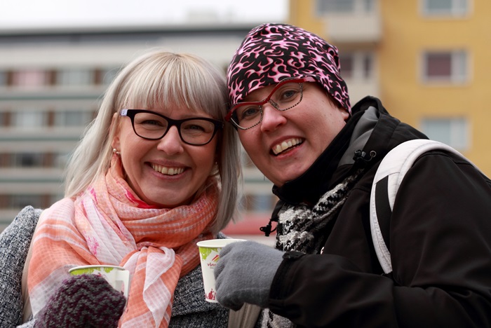 Merja Kyllönen (oik.) ja Anna-Kaisa Pekonen joivat kuumaa kahvia lämmikkeksi tuulisella Tammelantorilla 