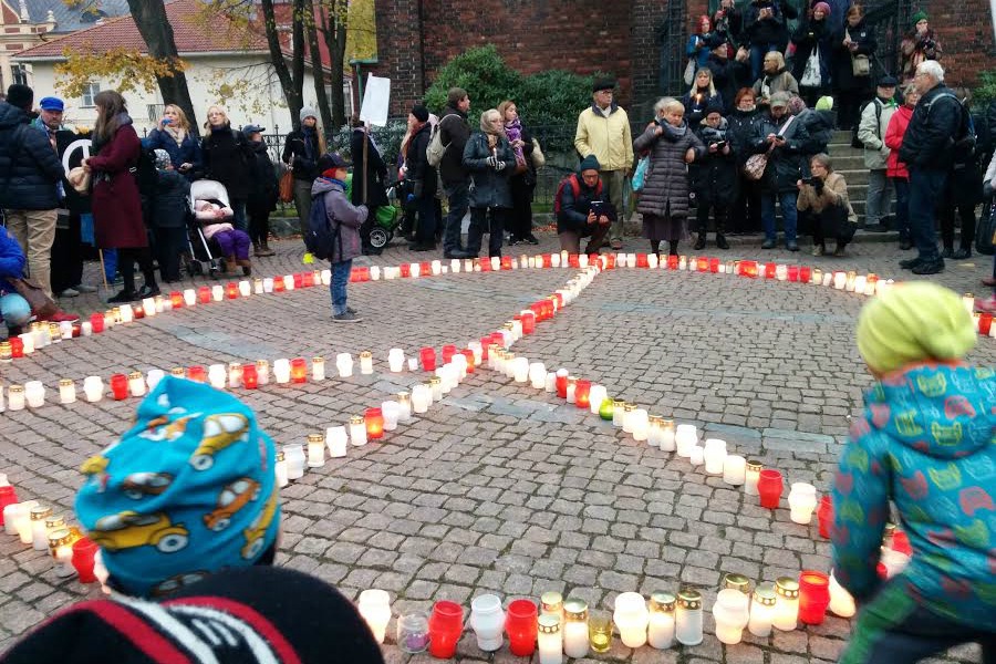 Kuva on Suomen Rauhanpuolustajien kaksi viikkoa sitten järjestämästä kynttilämielenilmauksesta Syyrian uhrien muistolle. Tilaisuus järjestettiin Venäjän suurlähetystön edessä Helsingissä. (Kuva: Antti Kurko)