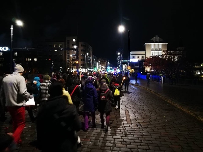 Poliisiautot avasivat Hämeenkadun kulkueelle. (Kuva Seppo Säämäki)