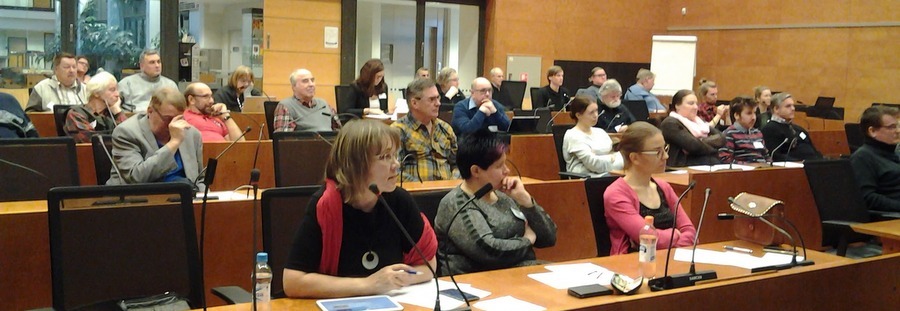 Ylöjärvi-salissa piirikokousti puolen sataa vasemmistoliittolaista. Edustajia oli 18  osastosta. 