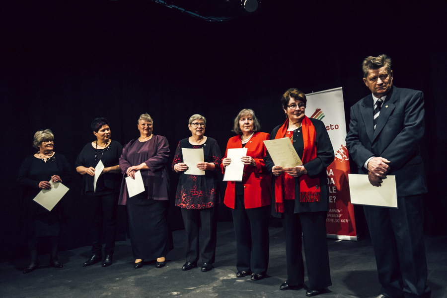 Vasemmistoliiton kultaiset ansiomerkit saivat (vasemmalta) Anja Säiniö, Leena Saarela,  Marita Pohja-Sato,  Marja Nieminen,  Raija Mäkitalo, Tuula Hakanen ja Ossi Lammi.