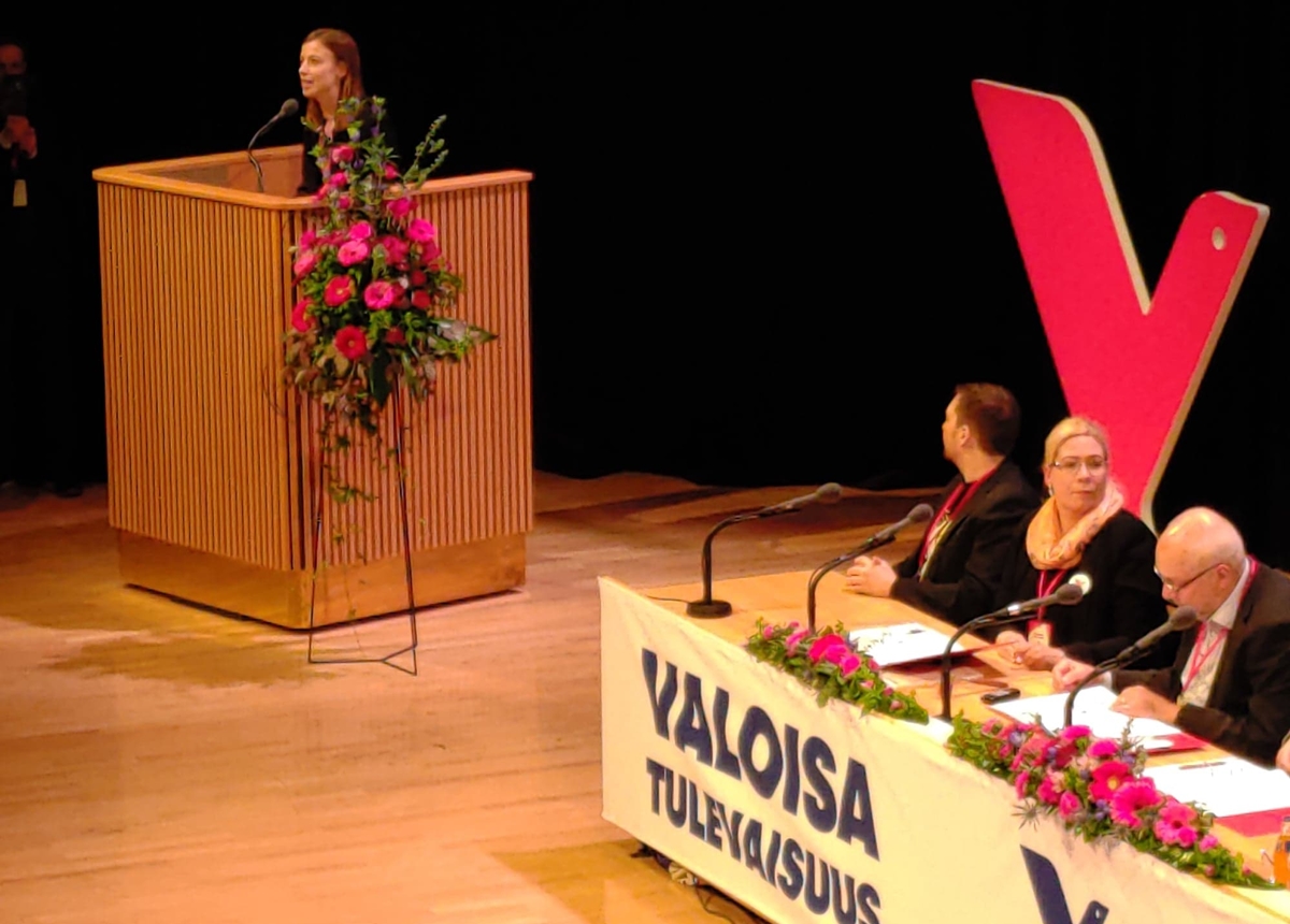 Poliittisessa tilannekatsauksessa Li Andersson toi esiin hallituksen saavutusten etenemistä ja nauratti yleisöä puheella mersupersuista. (Kuva: Markku Uusiniemi)