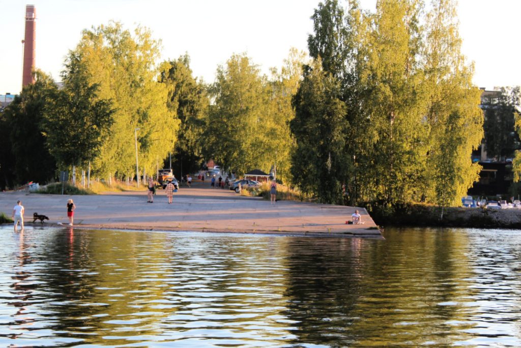 Härmälänrannan laiturin virkaa toimittava betoniliuska järveltä kuvattuna.