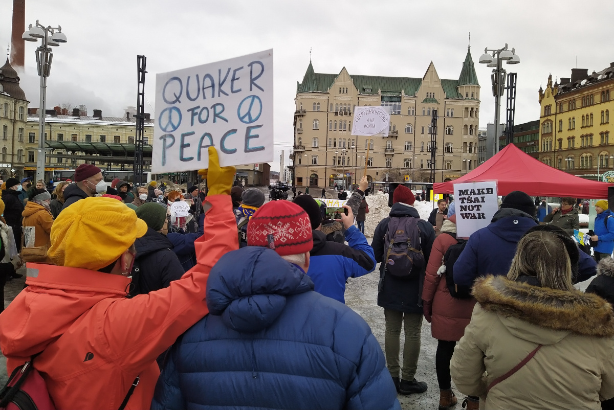 Mielenosoittajia Tampereen Keskustorilla. Etualalla olevassa kyltissä lukee "Quaker for peace".