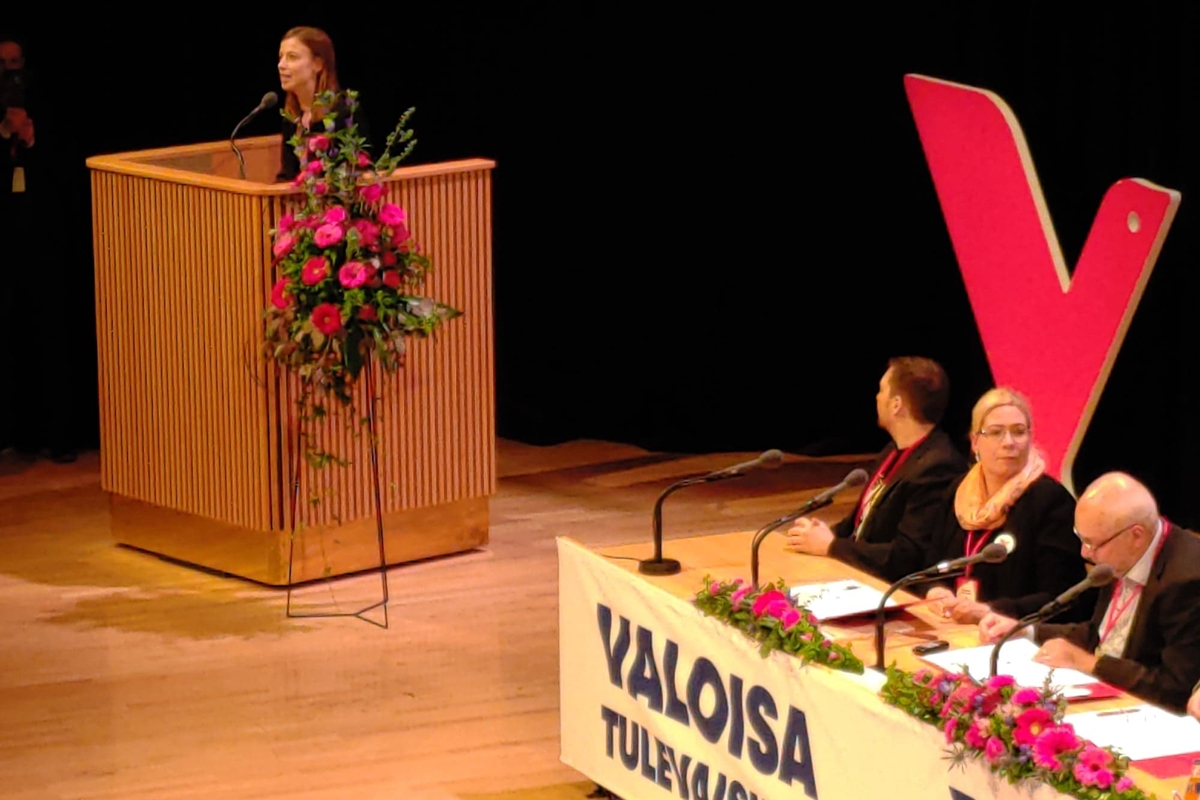 Puoluekokouksen lavalta vuonna 2019. Li Andersson taka-alalla puhujanpöntössä, etualallakokouksen puheenjohtajisto.