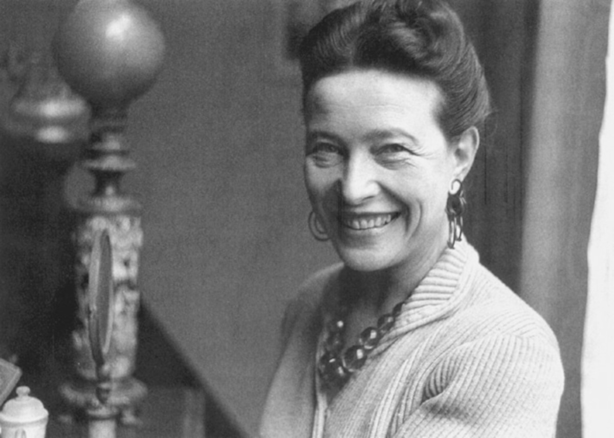 Mustavalkoinen puolikuva Simone de Beauvoirista.
