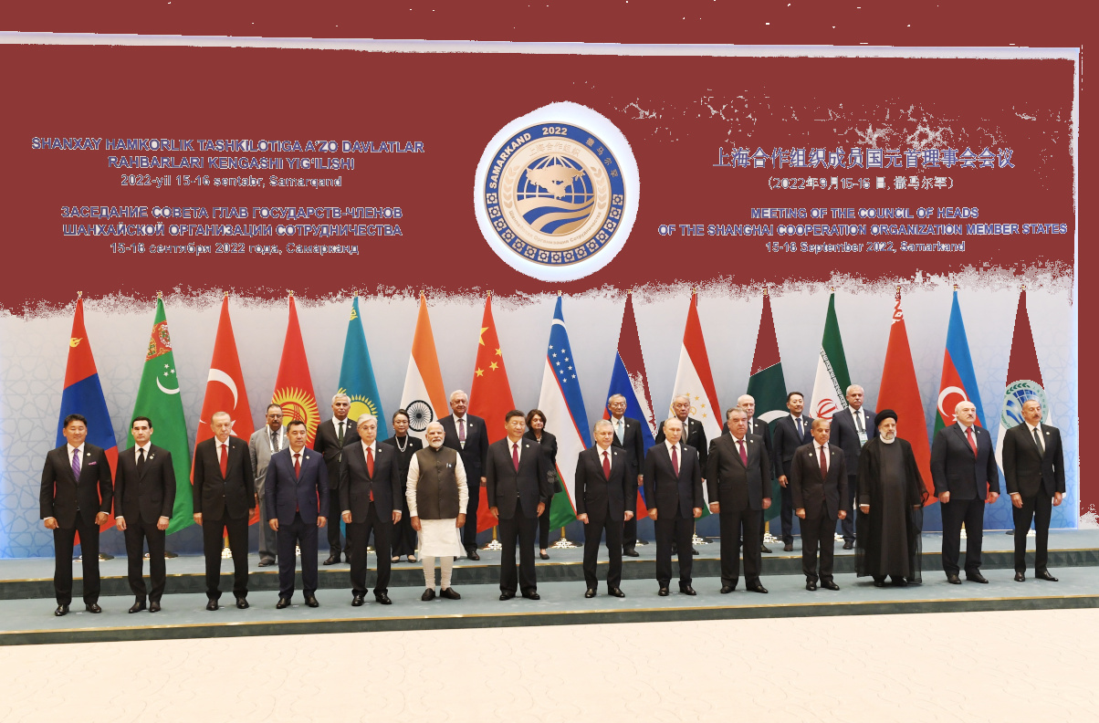 Sanghain yhteisjärjestön kokoukseen osallistuneiden maiden johtajia ryhmäkuvassa.