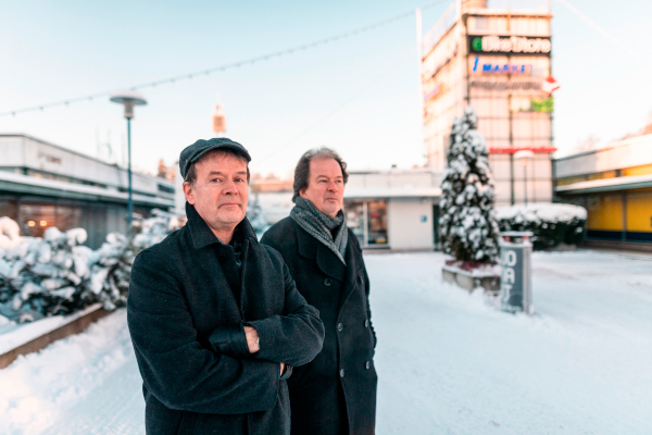 Kjell ja Mårten Westö lapsuudenmaisemissaan Munkkivuoren ostarilla 9. joulukuuta 2022.