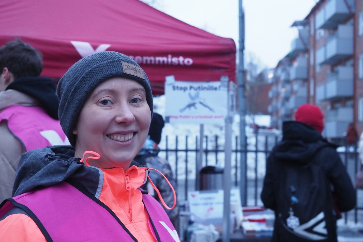 Katja Kotalampi hymyilemässä vasemmiston teltan edessä talvella.