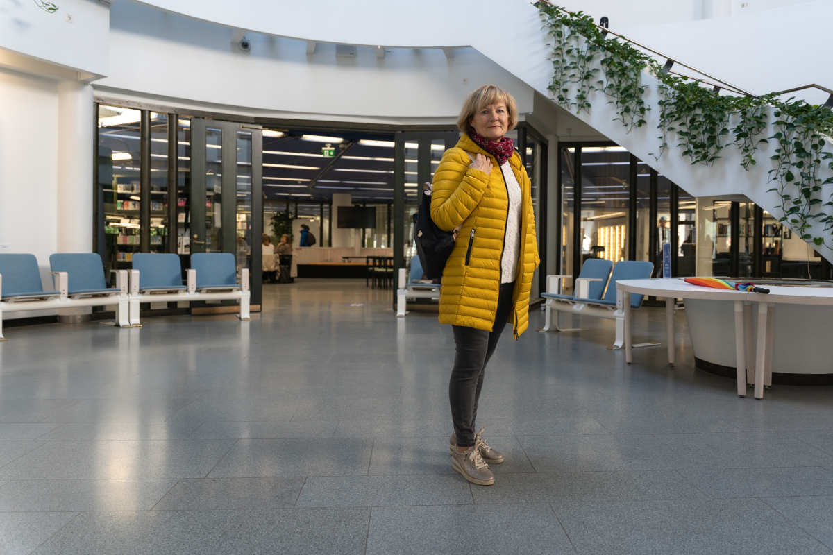 Ulla-Leena Alppi seisomassa Metso-kirjaston aulassa.