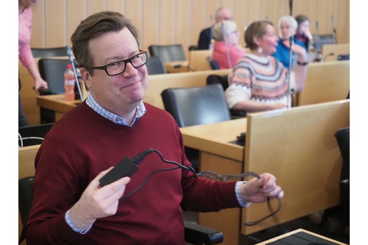 Mikko Aaltonen istumassa Tampereen valtuustosalissa