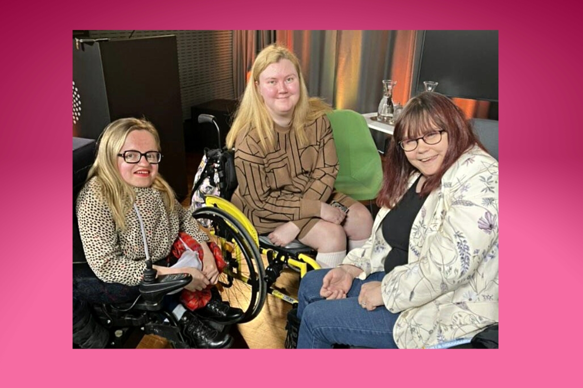 Kolme henkilöä, Maija Karhunen, Katariina Aakus ja Elina Nykyri pyörätuoleissa istumassa ja hymyilemässä kameraan päin.