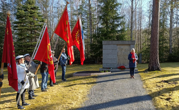 Satu Kosola puhumassa Lempäälässä Ristimäessä punaisten muistomerkillä.
