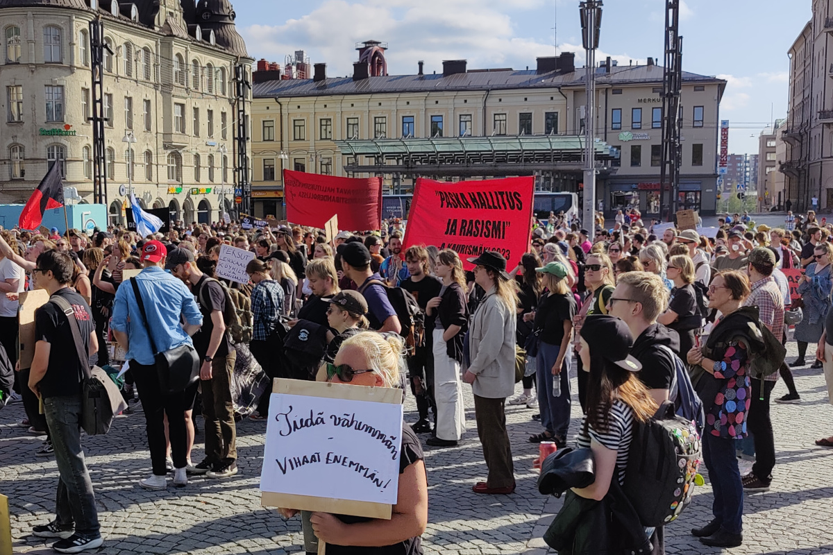 Mielenosoittajia Tampereen Keskustorilla