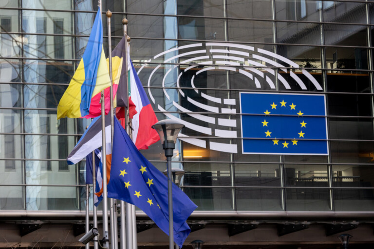 Euroopan maiden lippuja Euroopan parlamentin edessä Brysselissä.