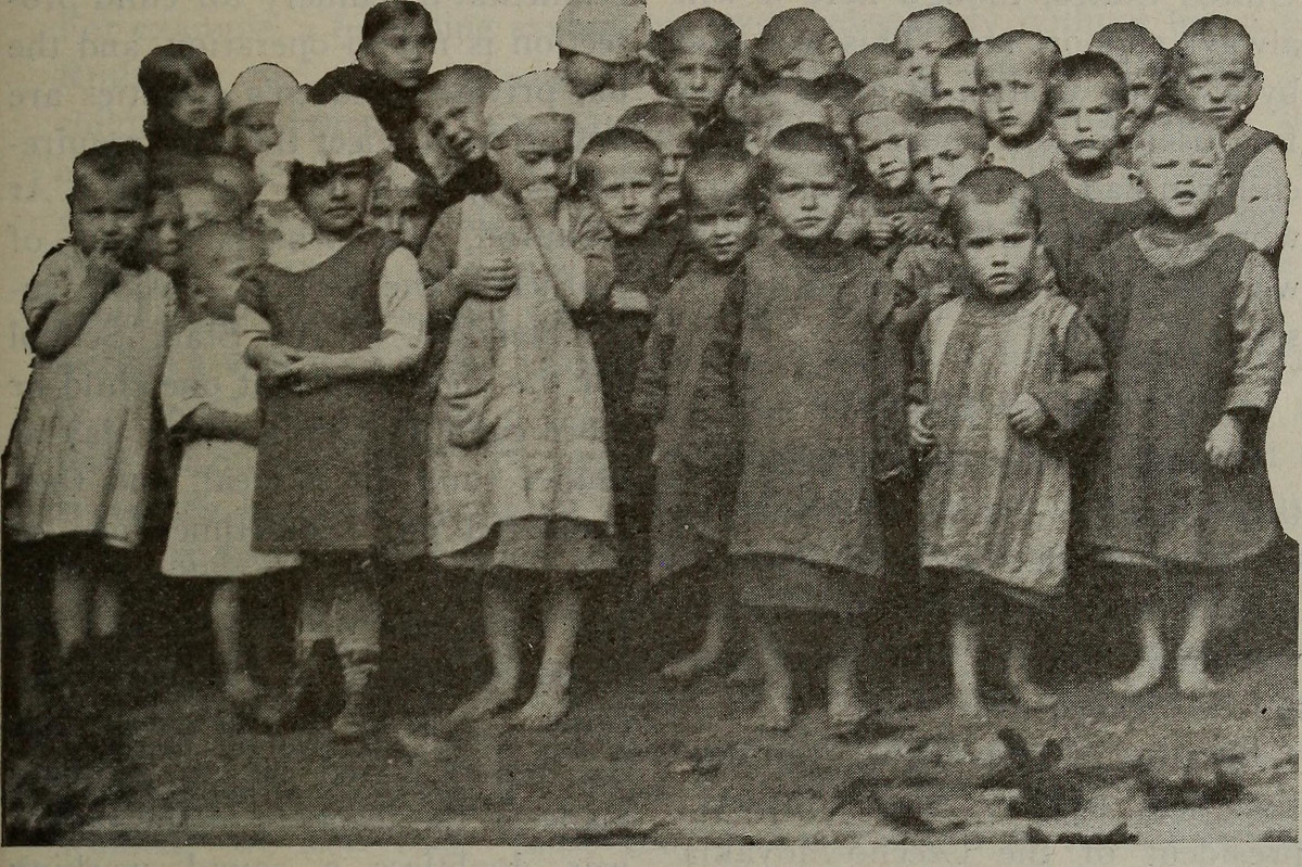 Lapsiryhmä mustavalkoisessa kuvassa.