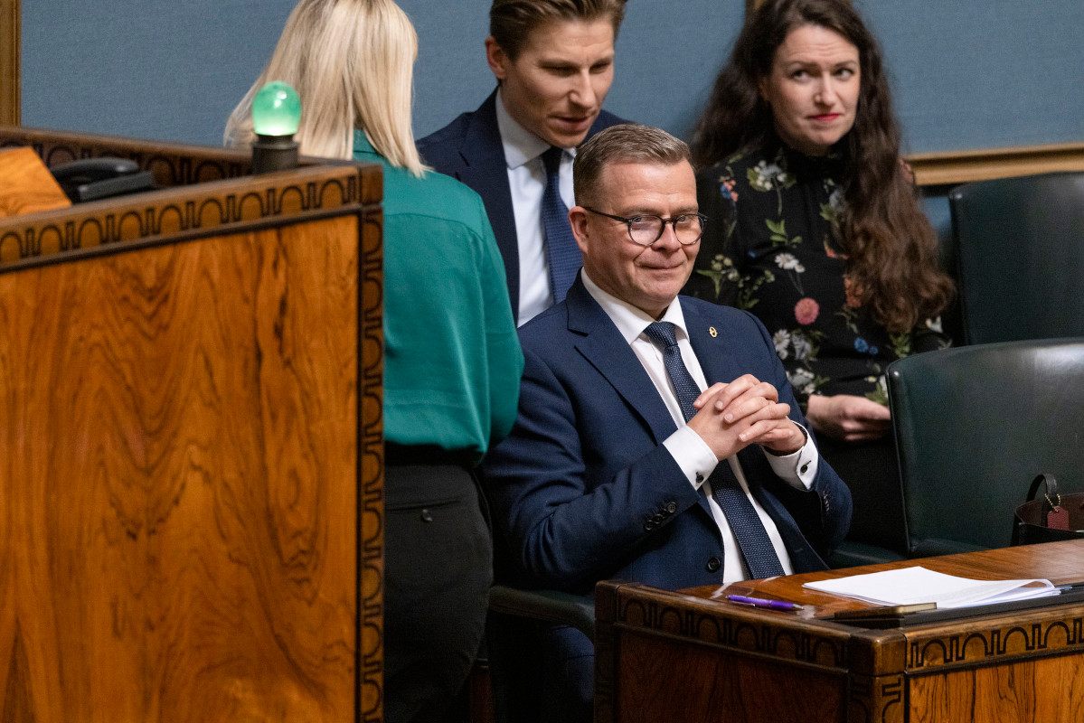 Pääministeri Petteri Orpo edessä, takana ministerit Häkkinen ja Ikonen hallituksen aitiossa eduskunnassa.