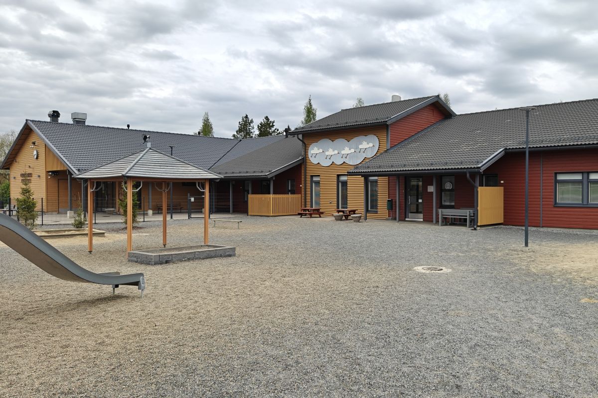 Kuhmalahden koulun pihaa.