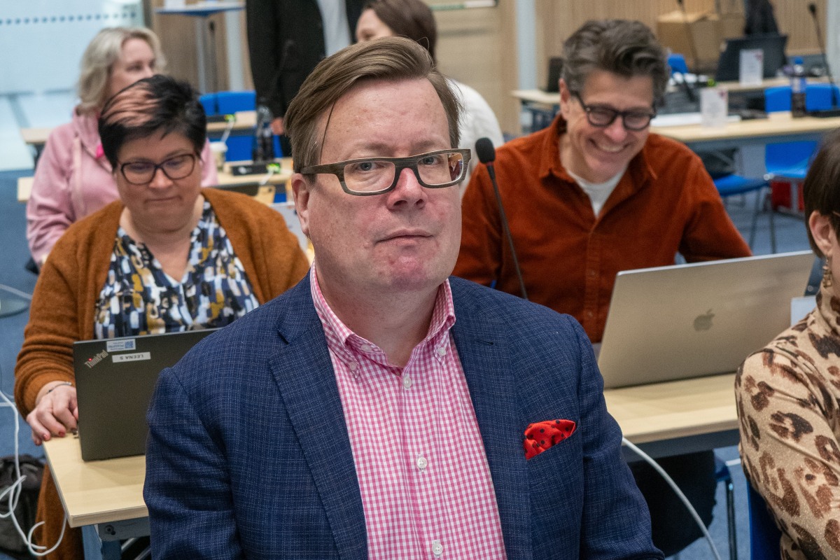 Mikko Aaltonen istumassa valtuustosalissa.