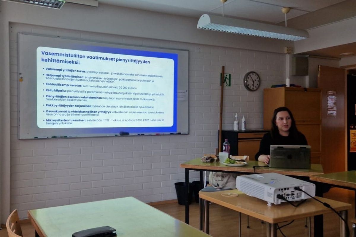 Valtuutettu Laura Korhonen alustaa keskustelua esittelemällä Vasemmistoliiton pienyrittäjäohjelmaa