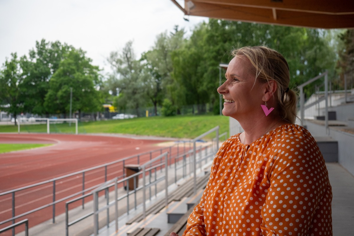 Valtuutettu Teresa urheilukentän reunalla.
